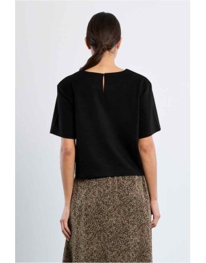 Top court noir, boxy  — à associer au pantalon ou à la jupe assortis de la collection. Référence : LAL596EN