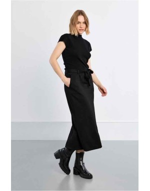 Jupe noire fluide à taille élastiquée, ceinture à nouer et fente d'aisance en bas — Référence : LALF168