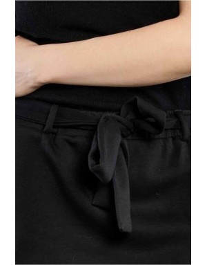Jupe noire fluide à taille élastiquée, ceinture à nouer et fente d'aisance en bas — Référence : LALF168