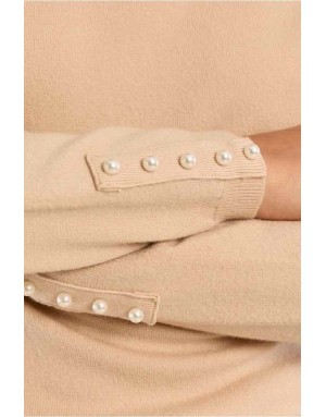 Pull maille fine beige coupe ajustée, perles nacrées aux poignets et à la nuque — Référence : E998EN