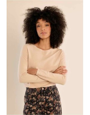 Pull maille fine beige coupe ajustée, perles nacrées aux poignets et à la nuque — Référence : E998EN