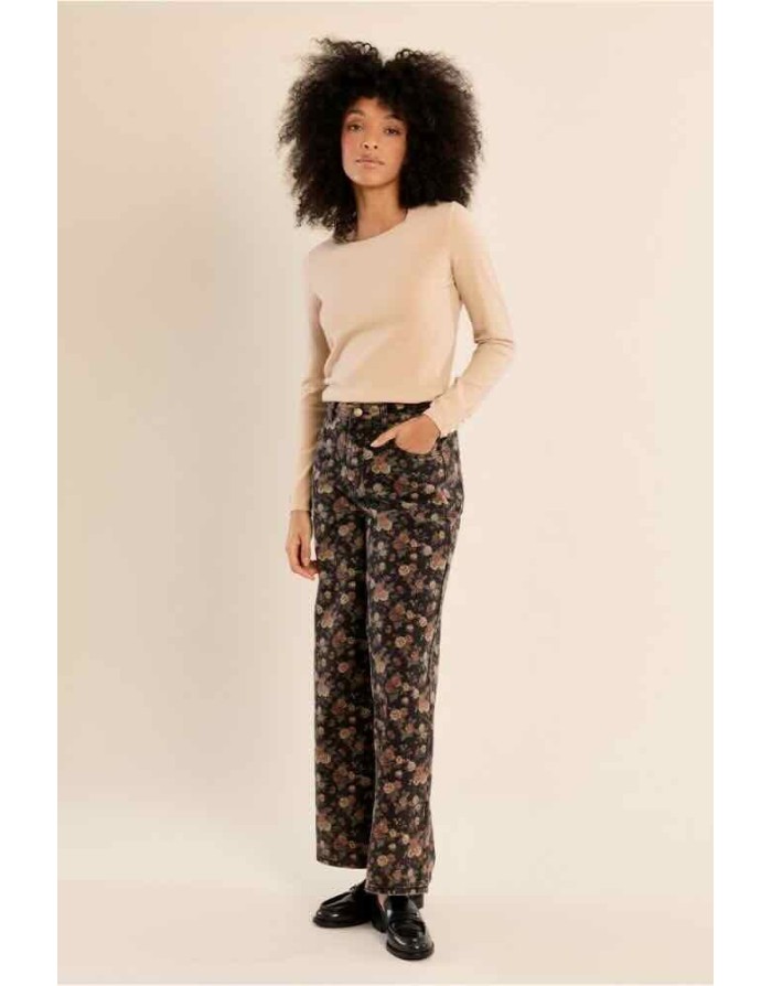 Pull maille fine beige coupe ajustée, perles nacrées aux poignets et à la nuque — Référence : E998EN