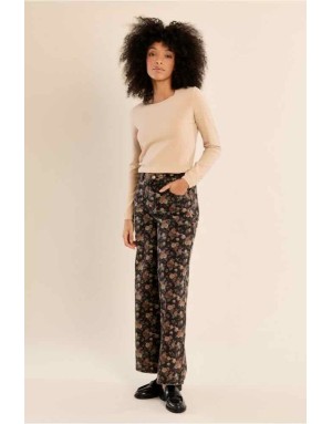 Pull maille fine beige coupe ajustée, perles nacrées aux poignets et à la nuque — Référence : E998EN