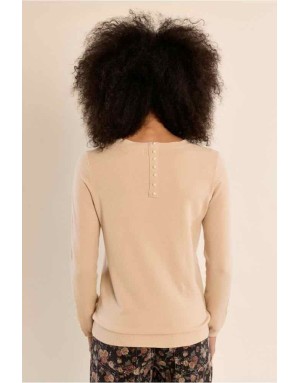 Pull maille fine beige coupe ajustée, perles nacrées aux poignets et à la nuque — Référence : E998EN