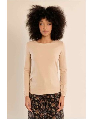 Pull maille fine beige coupe ajustée, perles nacrées aux poignets et à la nuque — Référence : E998EN