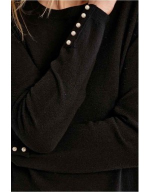 Pull maille fine noir coupe ajustée, perles nacrées aux poignets et à la nuque — Référence : E998EN