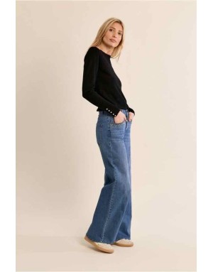 Pull maille fine noir coupe ajustée, perles nacrées aux poignets et à la nuque — Référence : E998EN