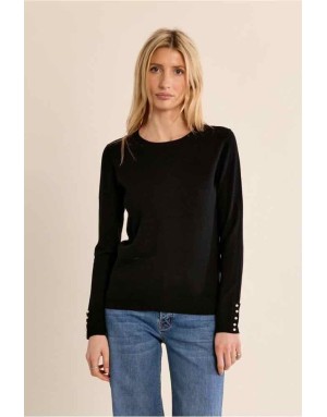 Pull maille fine noir coupe ajustée, perles nacrées aux poignets et à la nuque — Référence : E998EN