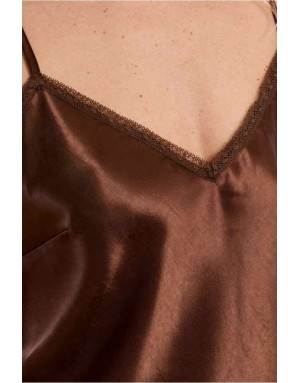 Caraco satiné chocolat, finition dentelle, encolure en V et bretelles fines réglables — Référence : T1029EH