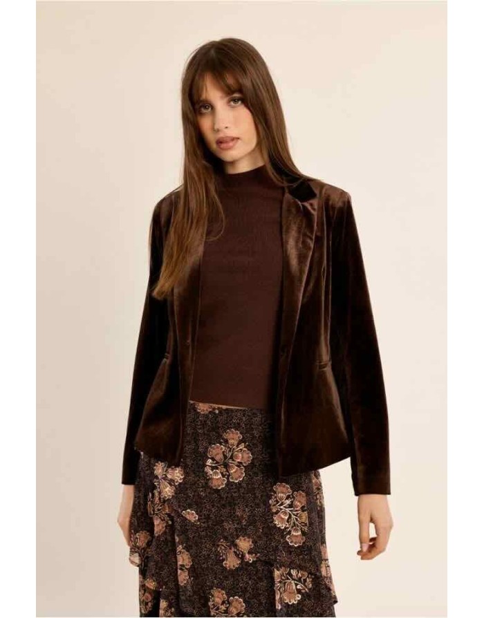 Blazer ajusté en velours ras chocolat, au col tailleur et à la fermeture d'un seul bouton - Référence : T1147CEH