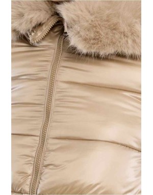 Doudoune beige au tissu brillant, capuche moelleuse en fausse fourrure ton sur ton et d'un bas fourré. Référence : OR196EH