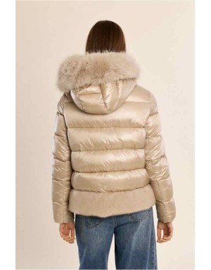 Doudoune beige au tissu brillant, capuche moelleuse en fausse fourrure ton sur ton et d'un bas fourré. Référence : OR196EH