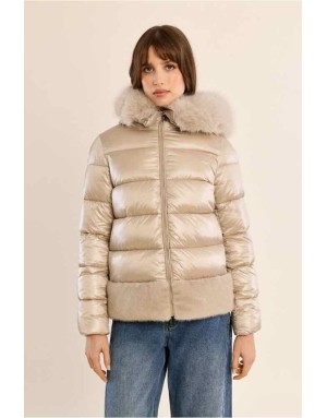 Doudoune beige au tissu brillant, capuche moelleuse en fausse fourrure ton sur ton et d'un bas fourré. Référence : OR196EH