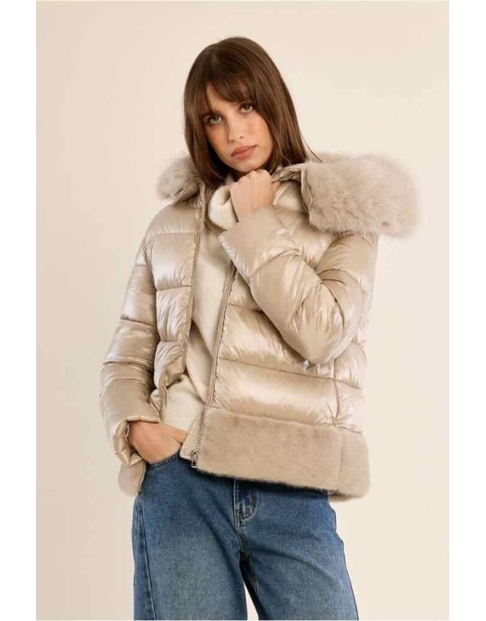 Doudoune beige au tissu brillant, capuche moelleuse en fausse fourrure ton sur ton et d'un bas fourré. Référence : OR196EH