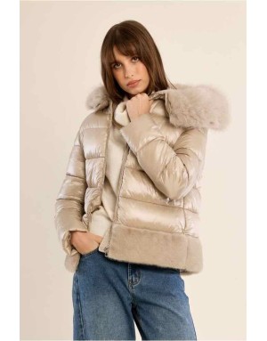 Doudoune beige au tissu brillant, capuche moelleuse en fausse fourrure ton sur ton et d'un bas fourré. Référence : OR196EH
