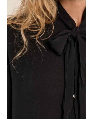 Chemise en viscose fluide, col lavallière à nouer et manches ballon. Référence : ZP154EH