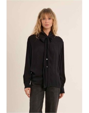 Chemise en viscose fluide, col lavallière à nouer et manches ballon. Référence : ZP154EH