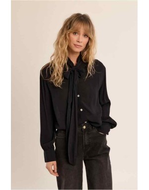 Chemise en viscose fluide, col lavallière à nouer et manches ballon. Référence : ZP154EH